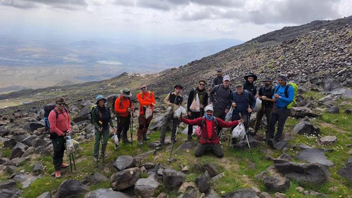 Ağrı Dağı zirvesinde çevre temizliği seferberliği!