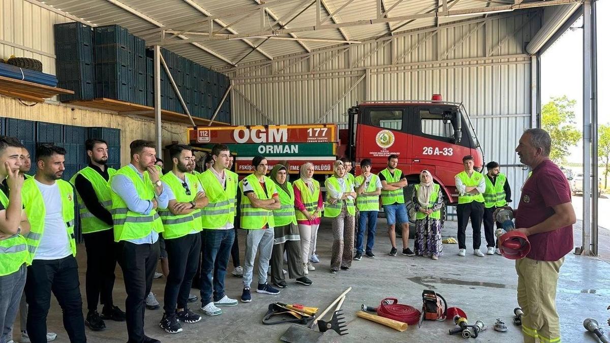 Eskişehir'de AK Parti'li gençler yangın söndürme eğitimi aldı