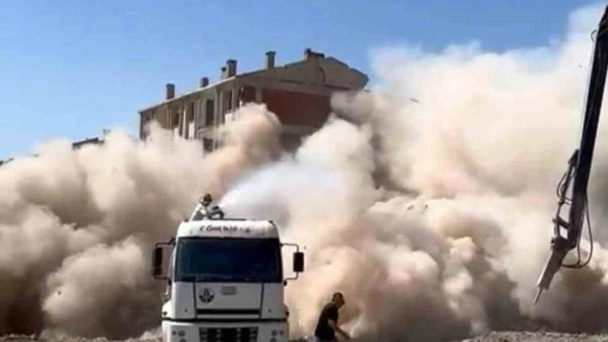 Dokunması yetti: Hasarlı bina böyle yıkıldı