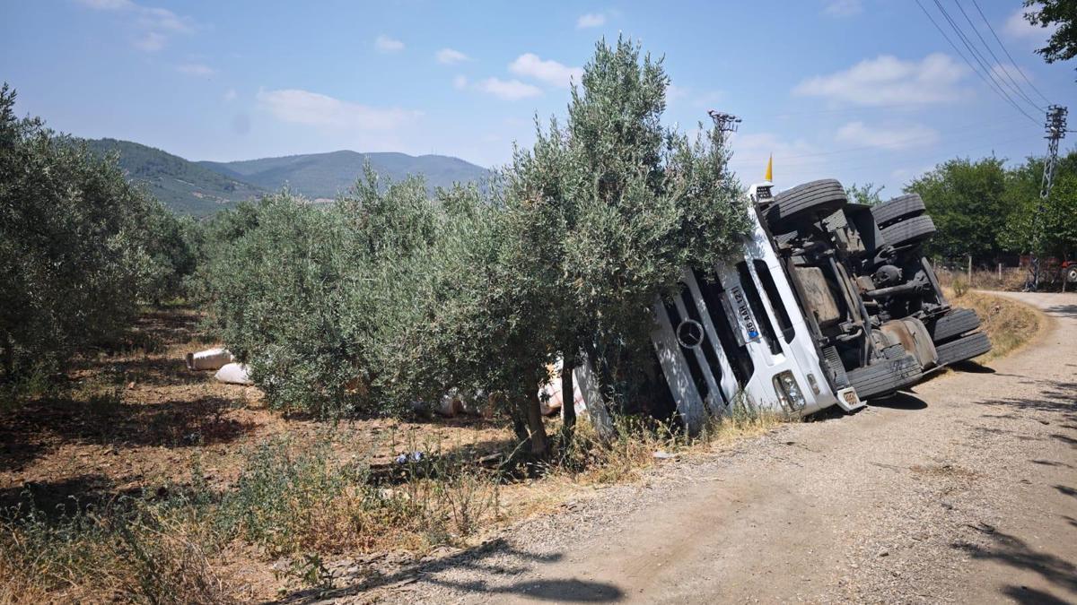 Saman yüklü TIR devrildi: 2 yaralı
