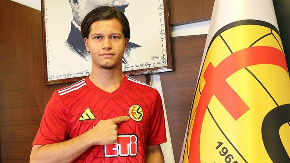 Eskişehirspor bir şampiyonu daha renklerine bağladı
