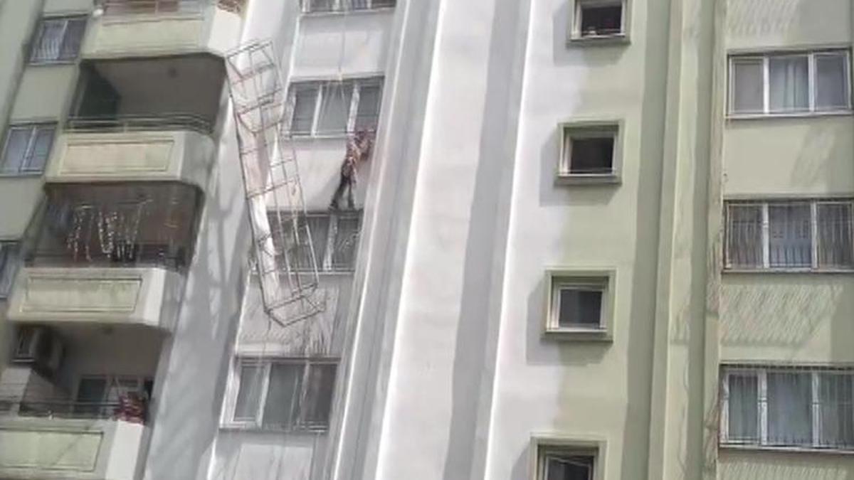 Adana'da korku dolu anlar....Yürekleri ağza getiren görüntü saniye saniye kaydedildi