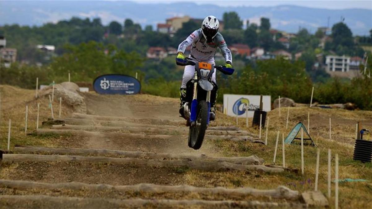 Emekli bankacı hobi olarak başladı, enduro ile kariyerini dönüştürdü