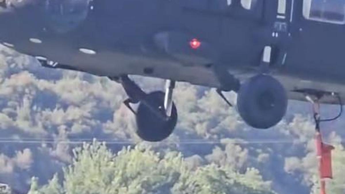 Yangına müdahale eden askeri helikopterin pilotu, kendisini selamlayan çocuğa el salladı