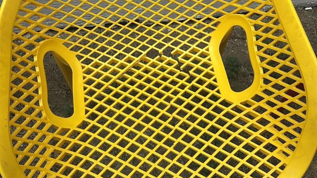 Spor kompleksinde sandalyeleri kıran 4 kişi, geri dönüp özür diledi