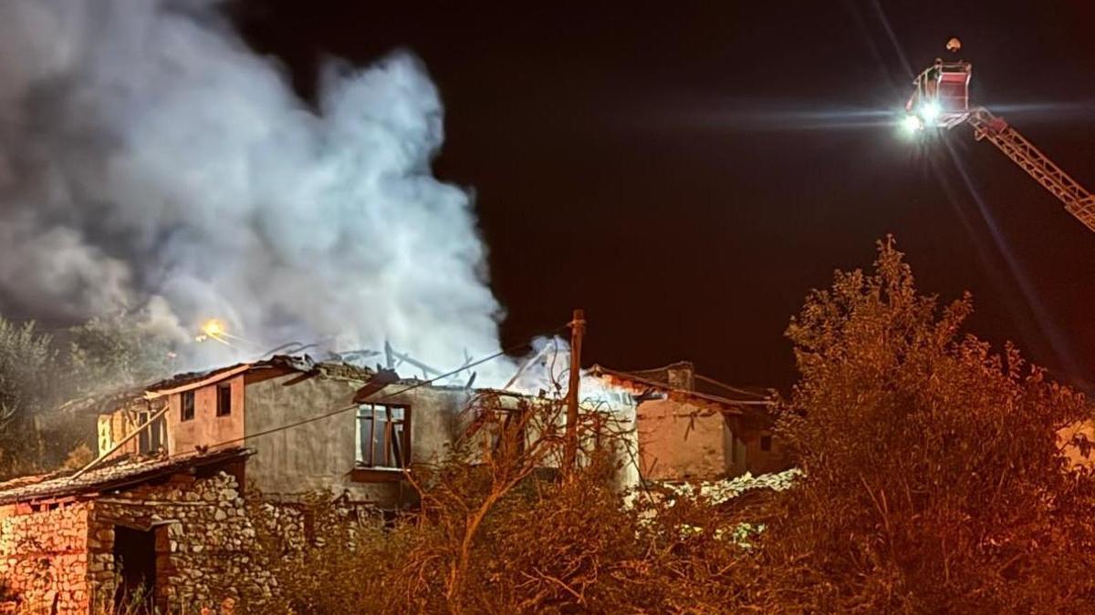Bursa’da ahşap ev çıkan yangında küle döndü