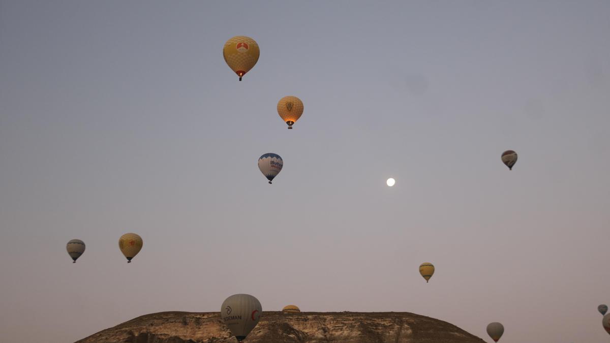 Sıcak hava balonları, Türk bayrağı ve şehit Ömer Halisdemir posteri ile havalandı