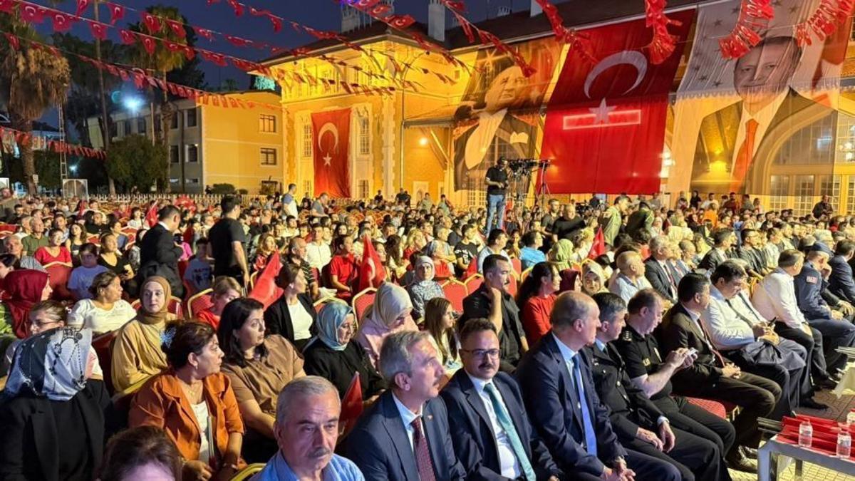 Adana'da ‘15 Temmuz Demokrasi ve Birlik Günü' nöbeti tutuldu, şehitler anıldı