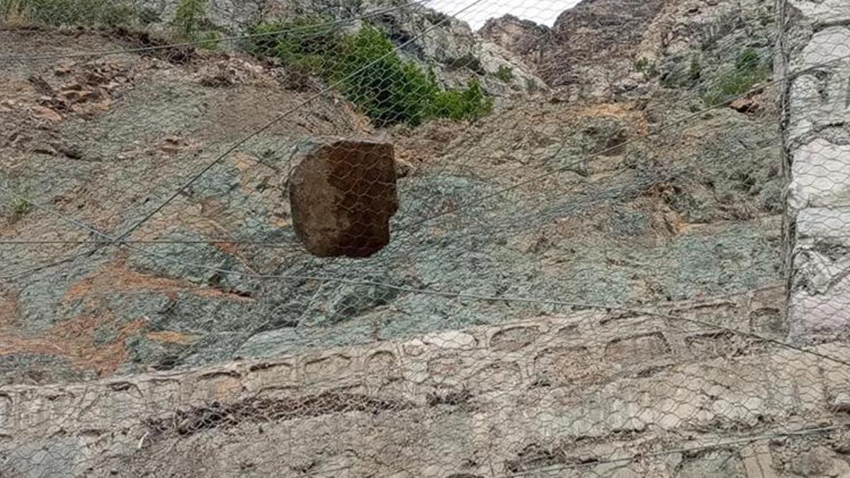 Artvin'in bu köyünde insanların başına taş yağıyor! Evlerde büyük hasar oluştu