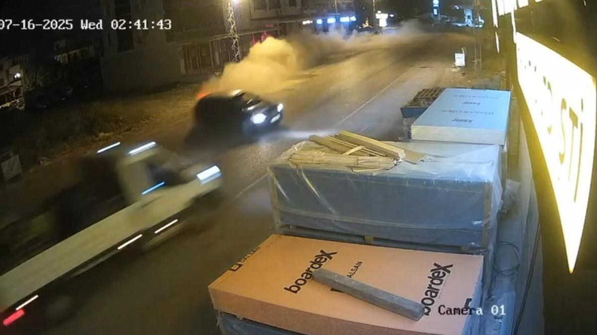 Alkollü sürücünün kontrolünü kaybettiği otomobil, kamyonetle çarpıştı; kaza kamerada