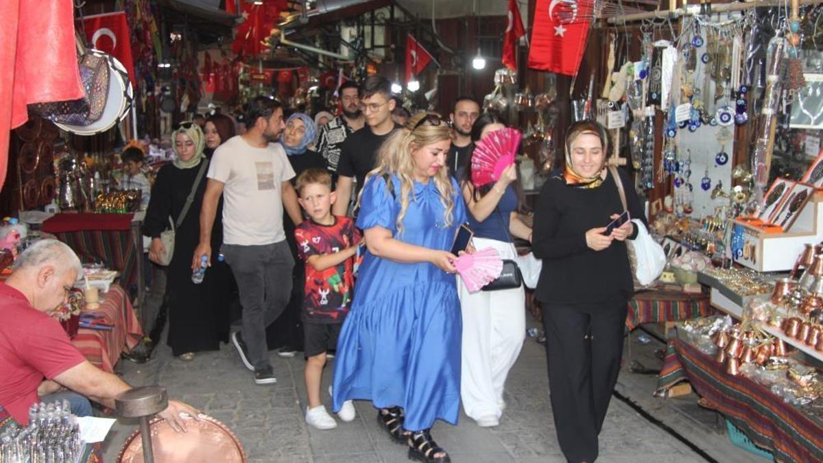Aşırı sıcağa rağmen Gaziantep turist akınına uğruyor