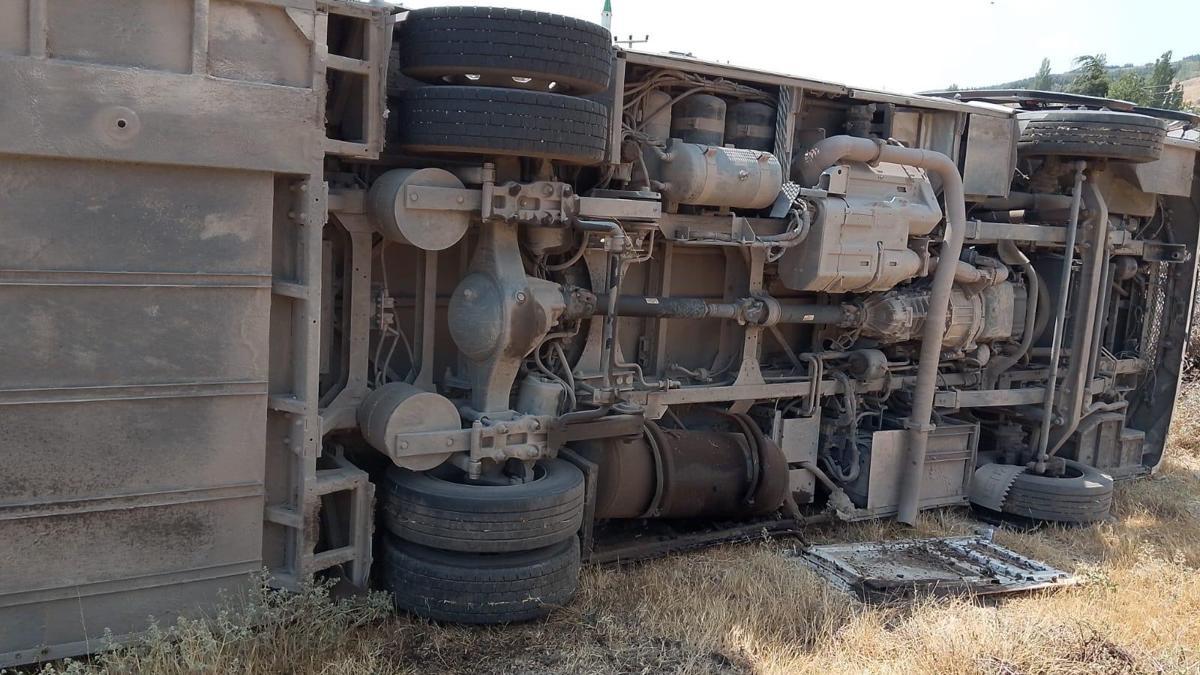 Eskişehir'de devrilen belediye otobüsündeki 2 yolcu yaralandı