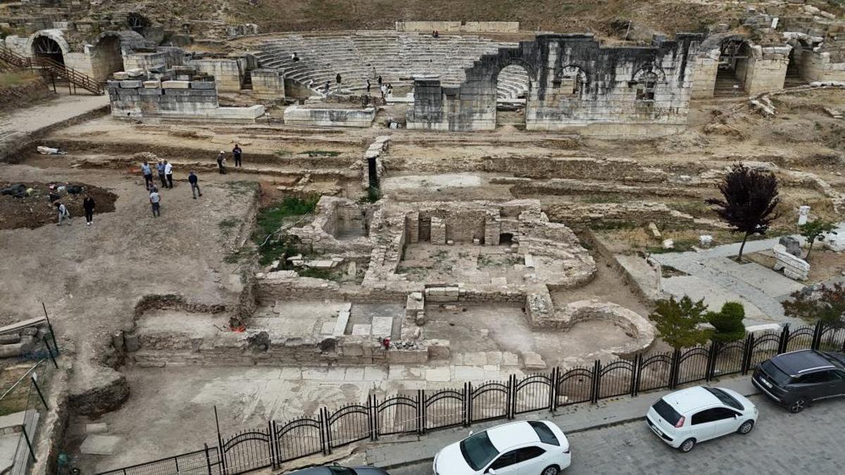 Eski döneme ışık tutacak! Kazmayı vurdukça tarih çıkıyor
