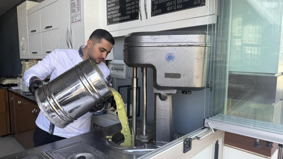 Yaz aylarının vazgeçilmesi! Gaziantep'in meşhur lezzeti yoğun ilgi görüyor