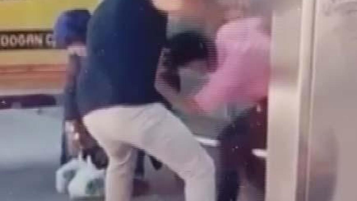 Komşusunun kızını otobüs durağında tornavida ile yaraladı; o anlar kamerada