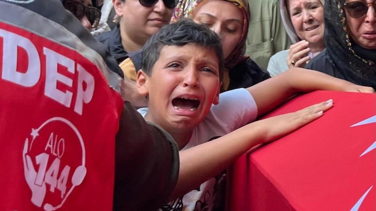 Yangın şehidinin oğlu sözleriyle yürekleri dağladı! "Baba, ben sensiz ne yapacağım?" diye feryat etti