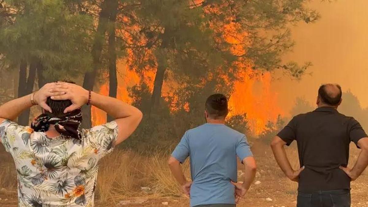 Antalya'da 3 ilçede birden orman yangını! Kahreden görüntüler, evler tahliye edildi