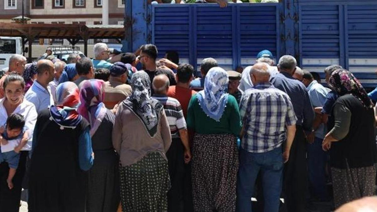Adana'da tam 20 ton ürünü bedavaya dağıttı! Vatandaşlar sıraya girmeden daldı