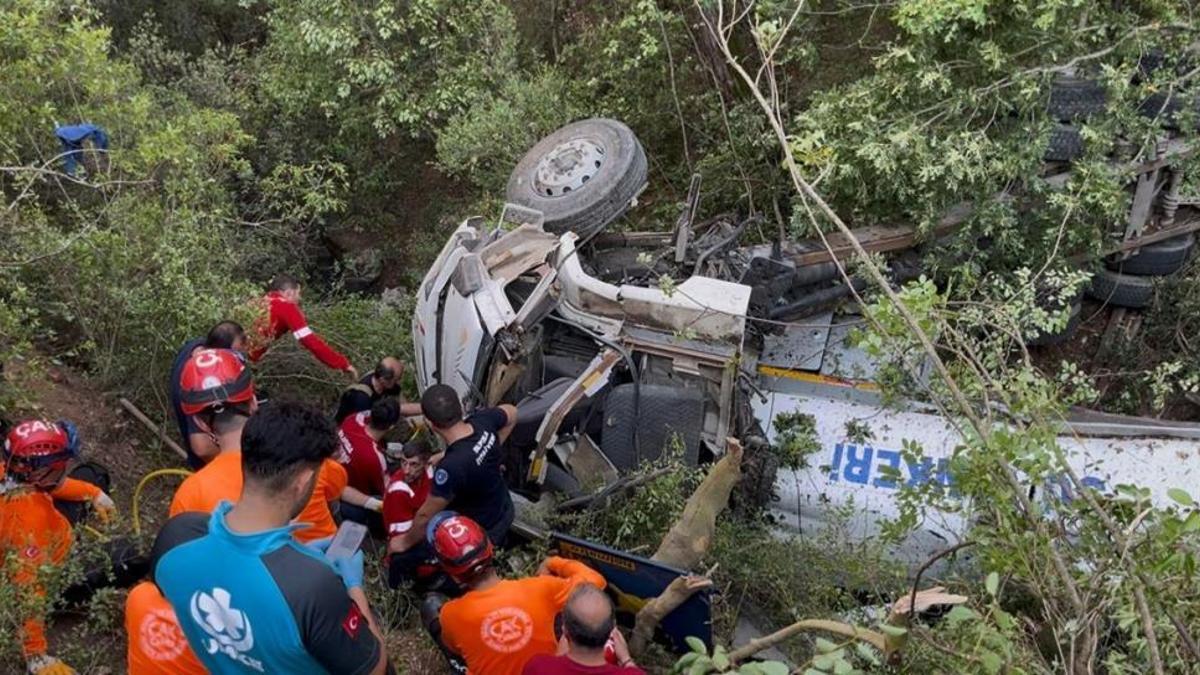 Orman yangınını söndürmeye giderken uçuruma yuvarlandılar! Ölü ve yaralılar var