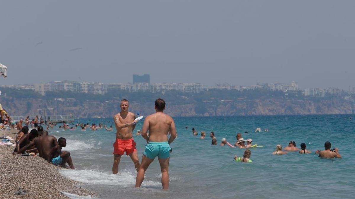 Antalya'da hava sıcaklığı 37, deniz suyu 32 derece oldu