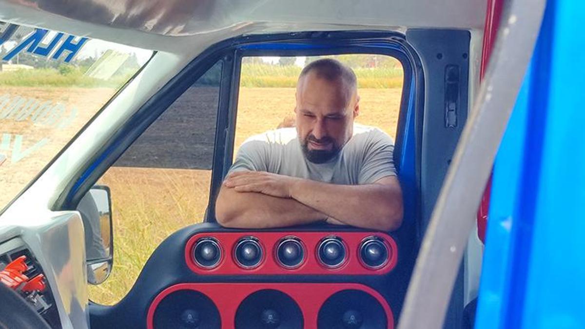 Adana'da desibel devrimi! Minibüs içinde 'deprem' yarattı, hava yastığı patladı, kulaklar yerinden oynadı
