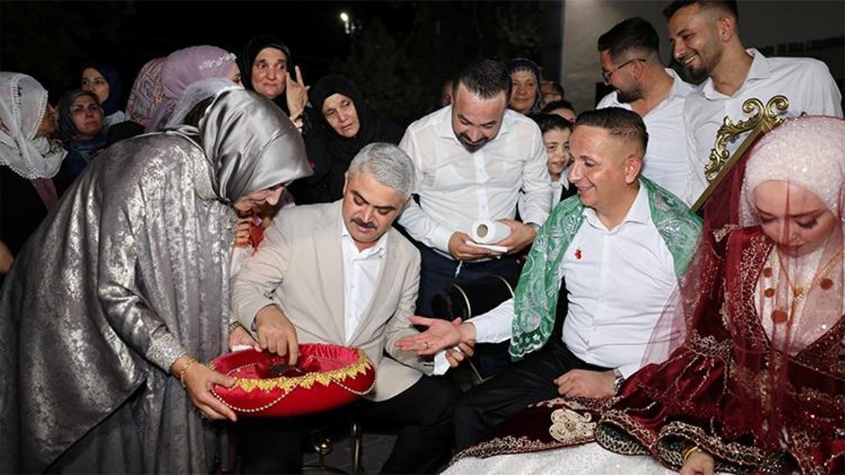 Türkiye de bir ilk! Personelinin düğün kınasını belediye başkanı yaktı
