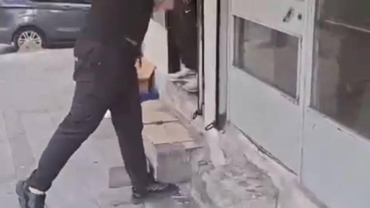 İstanbul - Bağcılar'da kaybolan telefonunu sinyalinden takip ederek buldu; iş yerinin camını kırarak telefonu aldı