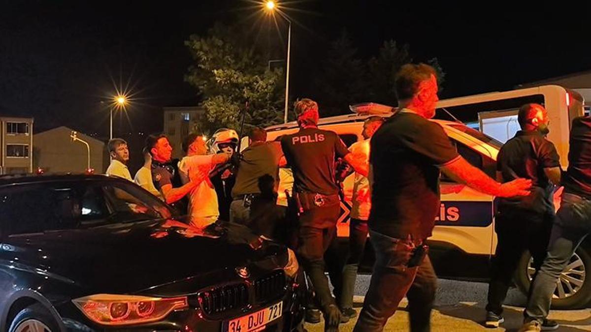 Gençler arasındaki kavgaya aileler de karıştı! Polis biber gazı sıktı, gözaltına aldılar