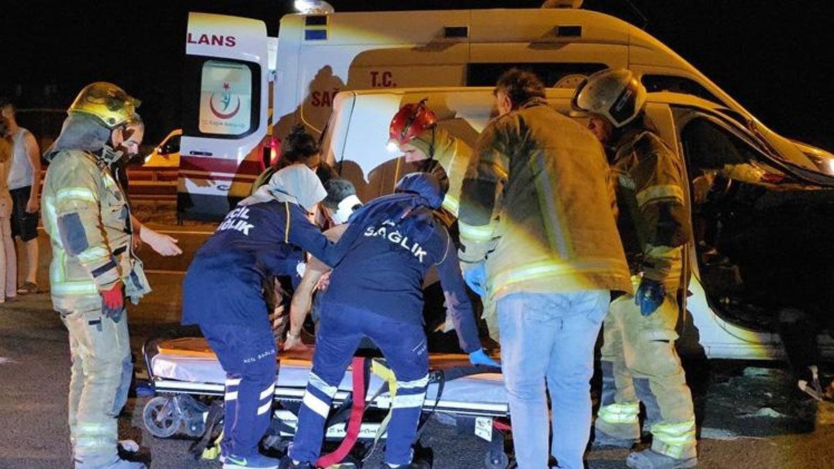 Bursa'da tıra çarpan hafif ticari araçtaki 2 kişi ağır yaralandı
