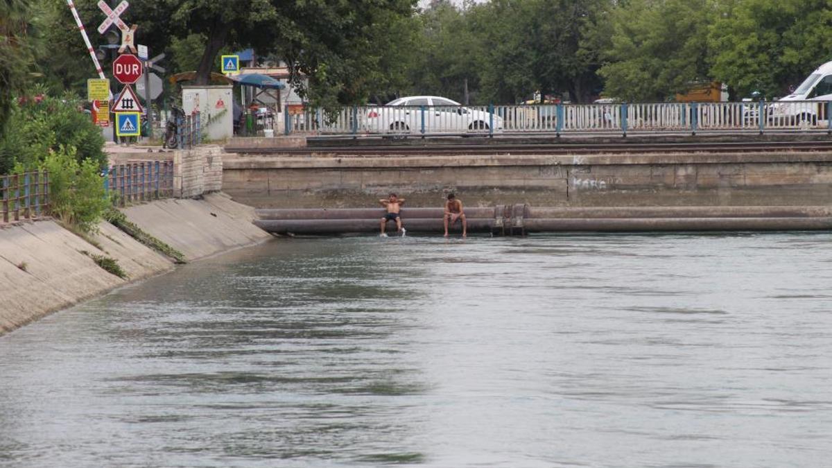 Adana yanıyor, sulama kanalları tehlike saçıyor