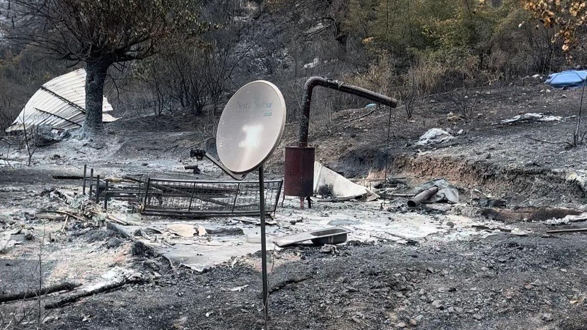 Yanan dağ evinden geriye çanak anten ile soba kaldı
