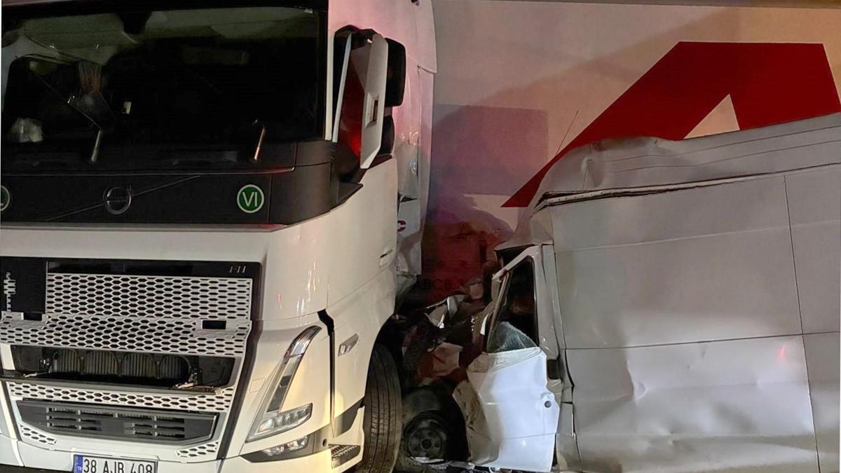 Gaziantep’te TIR ile minibüs çarpıştı:1 ölü,1 yaralı