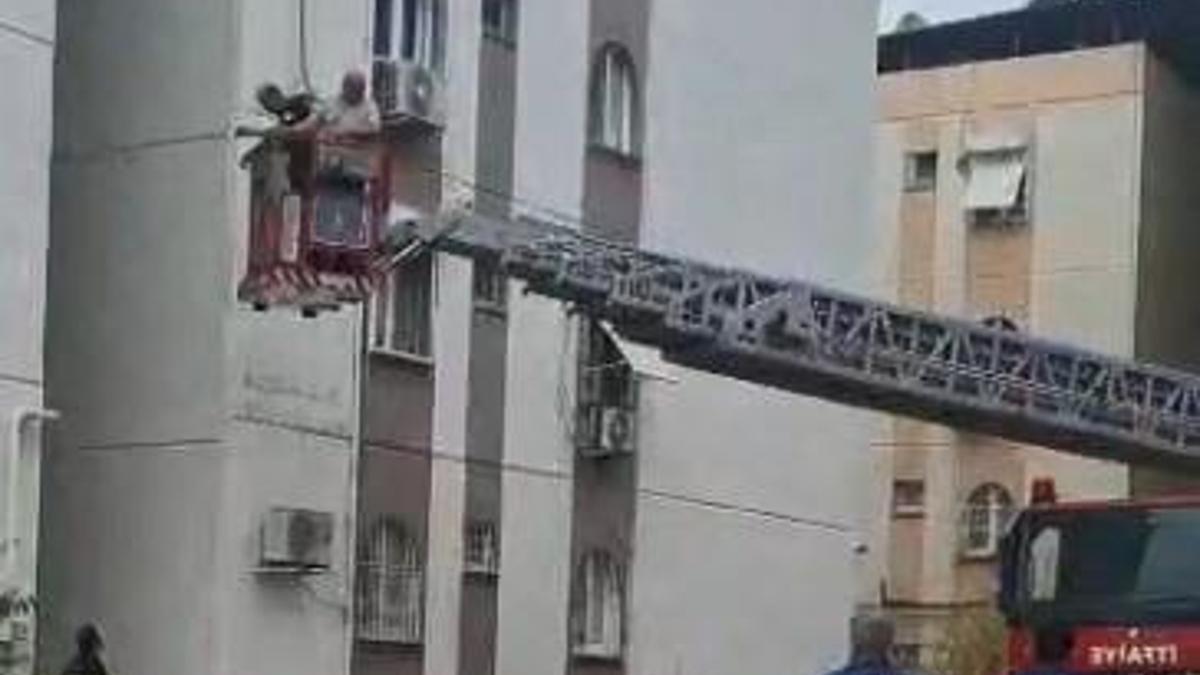 Apartman merdivenleri çöktü, mahsur kalan 10 kişi kurtarıldı
