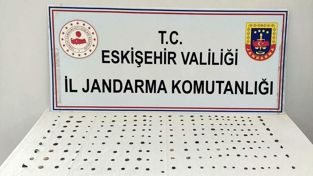 Eskişehir'de tarihi eser olduğu değerlendirilen 232 obje ele geçirildi