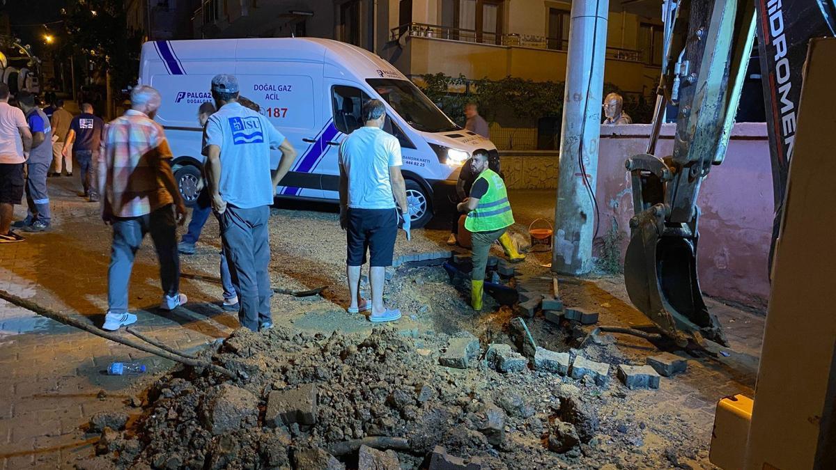 Kocaeli'de altyapı kazısında doğal gaz borusu hasar gördü; mahalleyi koku sardı