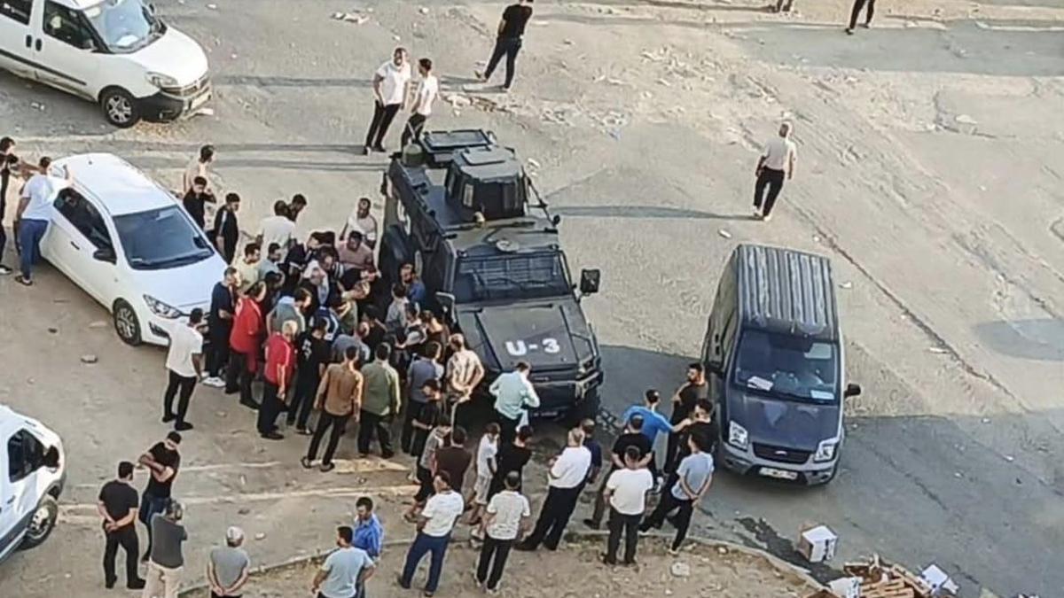 Durakta beklerken uğradığı silahlı saldırıda öldü
