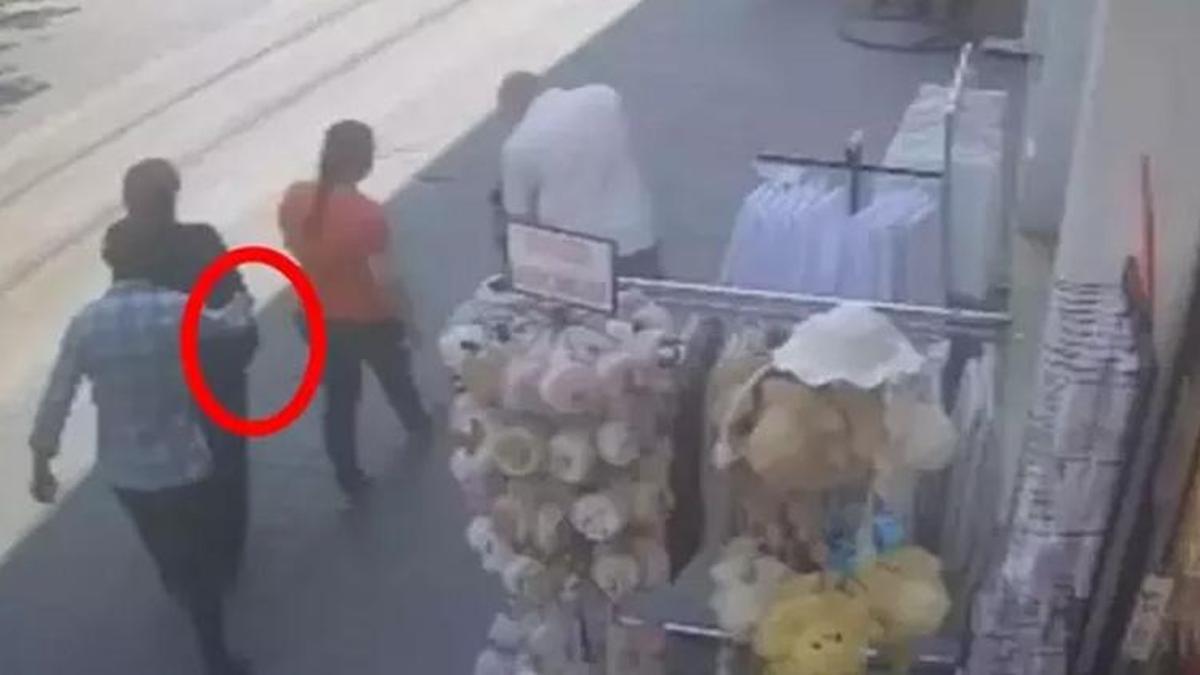 Kadının cüzdanını çalan şüpheliyi güven timleri yakaladı; hırsızlık kamerada