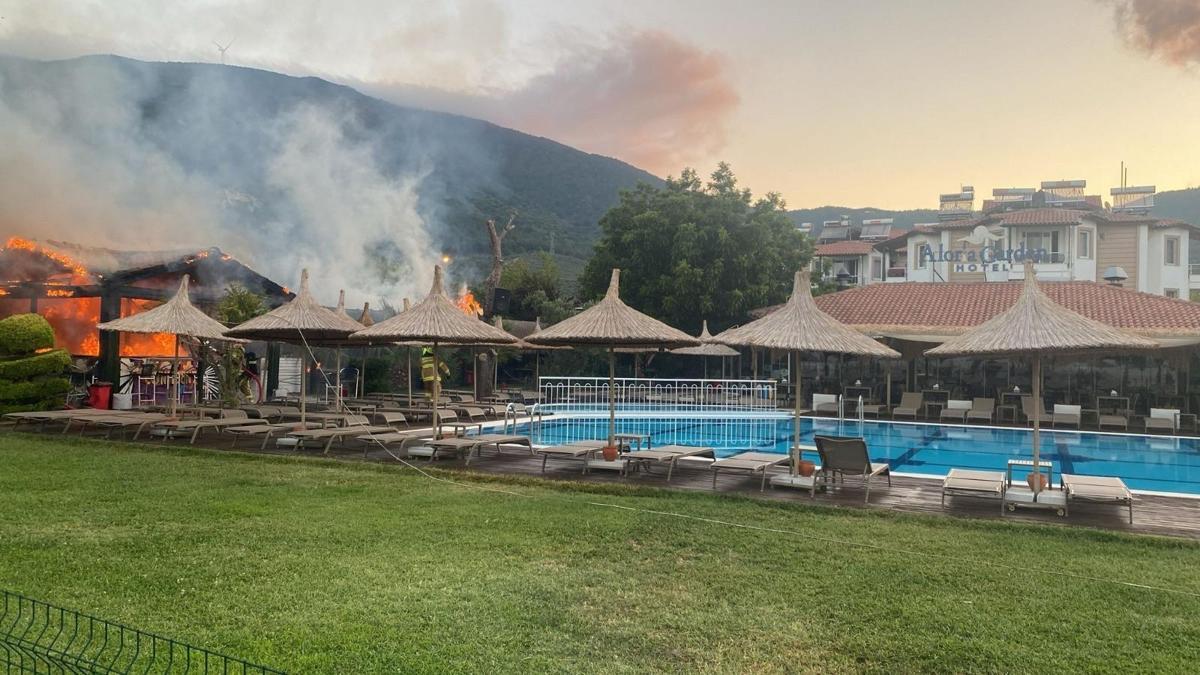 Otelin, bahçesindeki bar bölümünde çıkan yangın söndürüldü