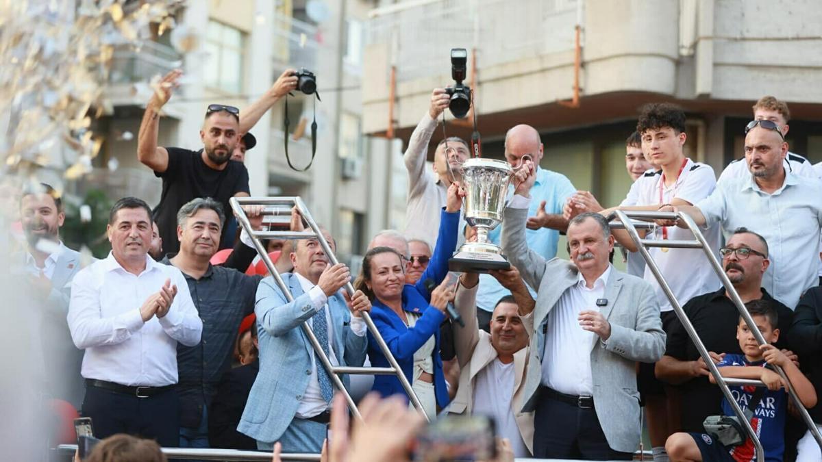 Şampiyon şehir turu attı