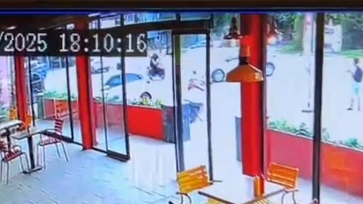 Otomobille çarpışan motosikletin sürücüsü yaralandı; kaza kamerada