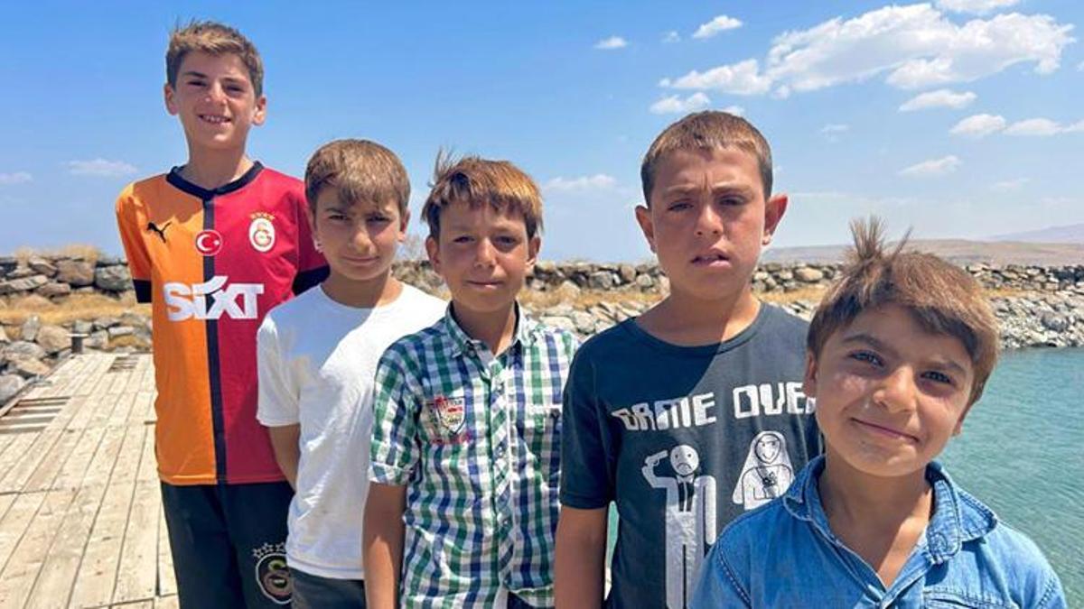 Van Gölü'ne girenler gözlerine inanamıyor! Çocukların saçları altın rengine döndü: 'Kışın Ronaldo, yazın Osimhen'iz'