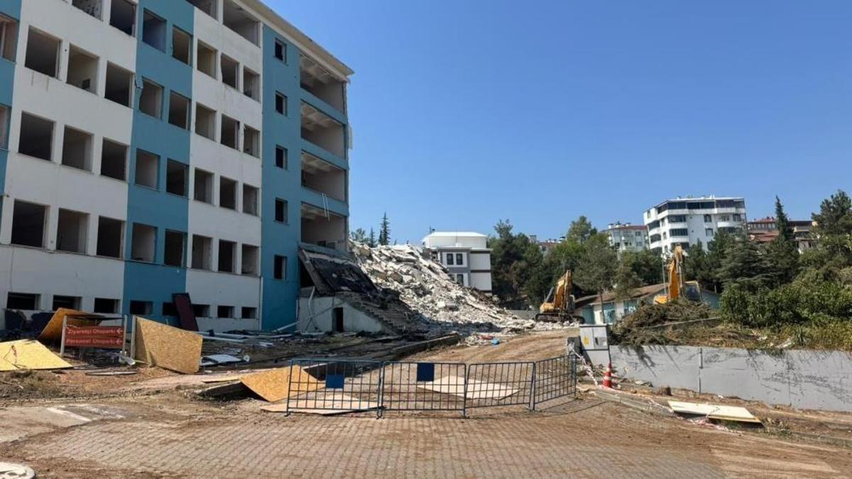 Bilecik'te eski devlet hastanesinin yerine kuruluyor! Yıkım çalışmaları başladı