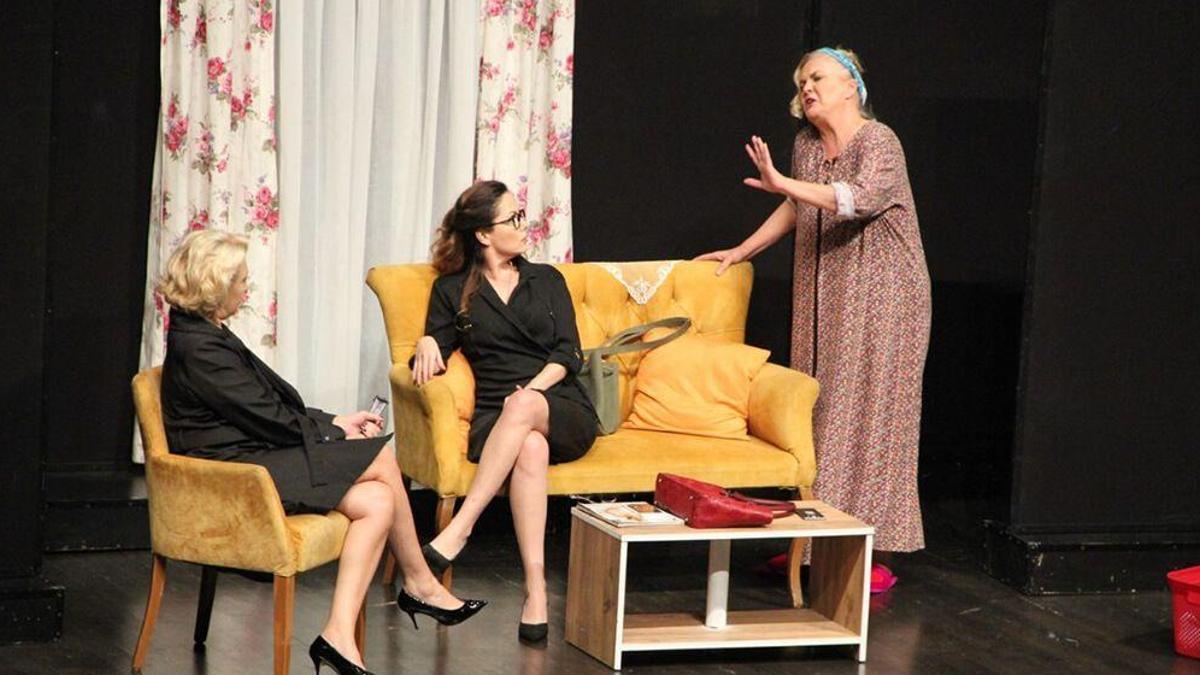 "Etekler ve Pantolonlar" Kadıköy'de sahnelenecek