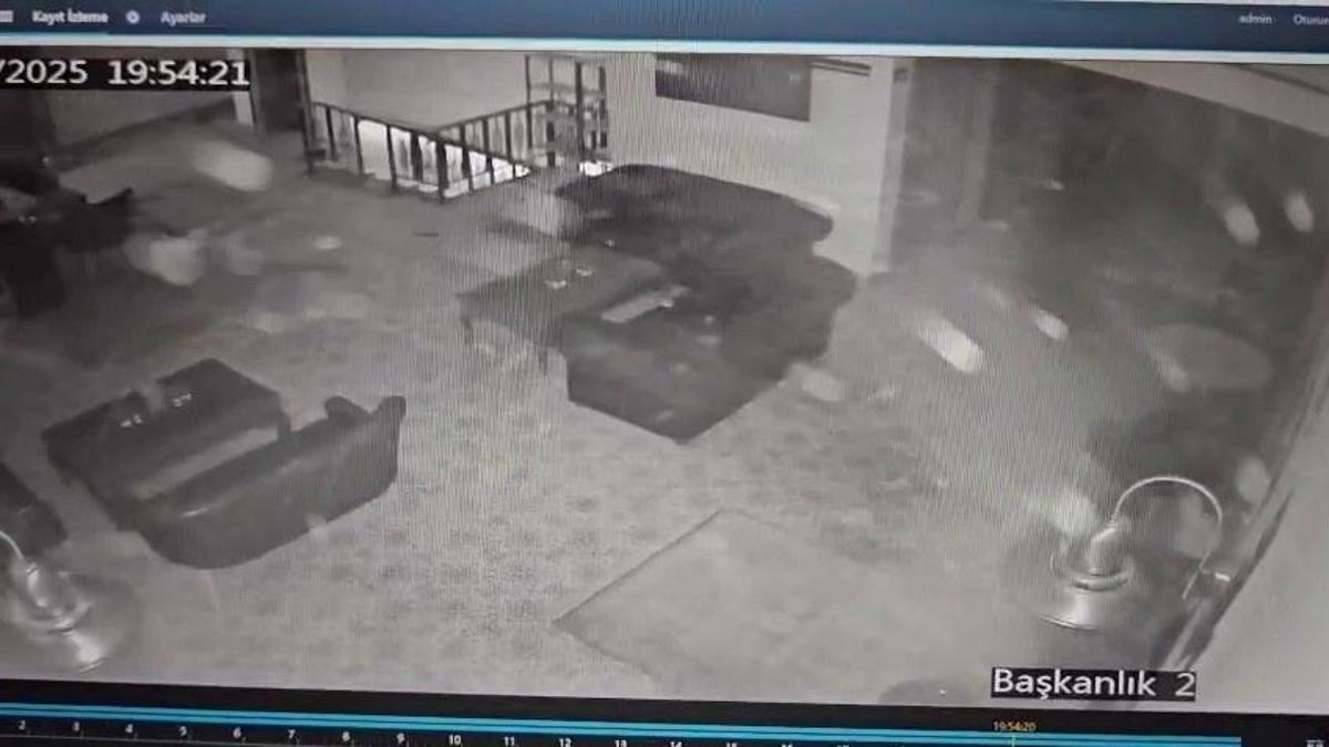 Balıkesir'deki depreme güvenlik kamerası bile dayanamadı