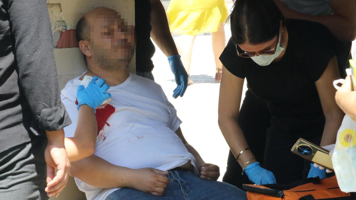 Eşiyle tartışıp, kendisini omzundan vurdu
