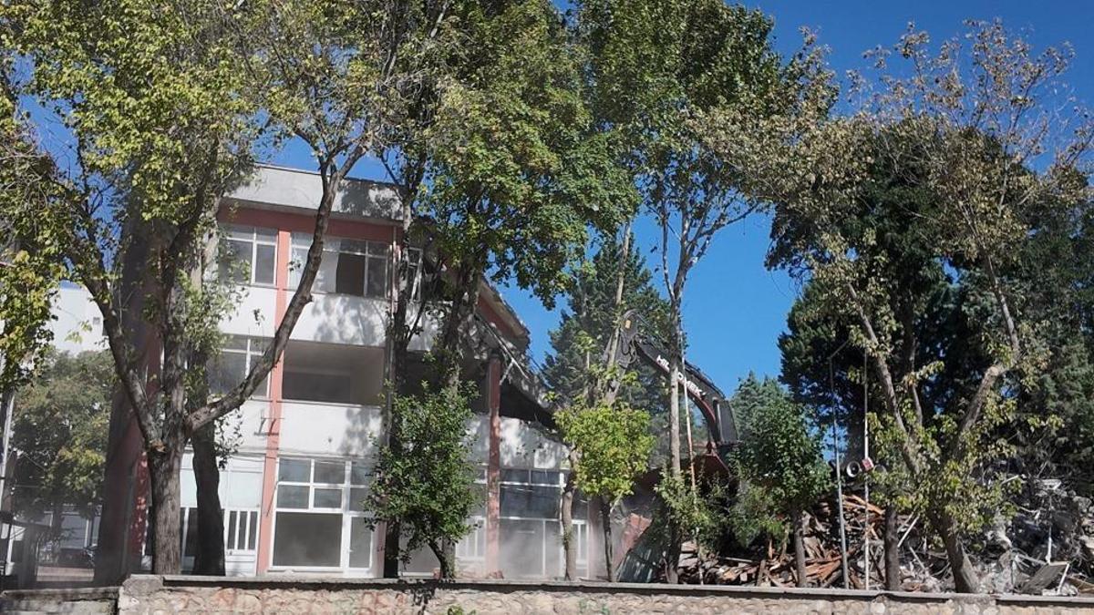 Kütahya'da 43 yıl sonra bir ilk: İş hanı riskli bulunup yıkıldı