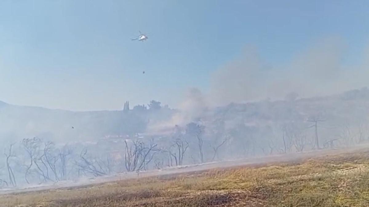 Osmaniye'de anız yangınında alevler makilik alana sıçradı