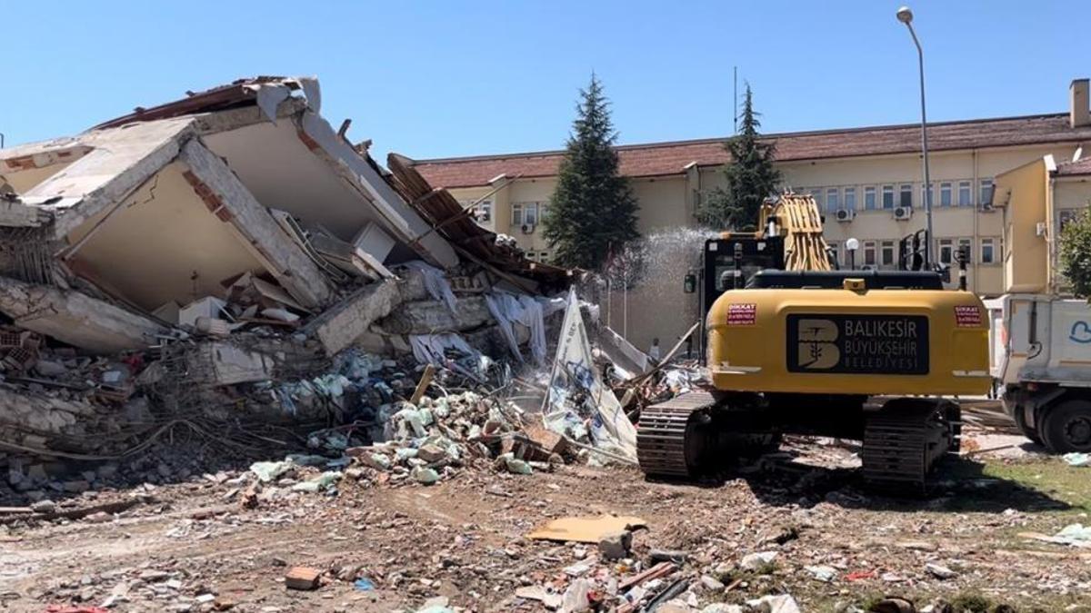 Balıkesir'deki depremde yıkılan binanın sahibi tutuklandı
