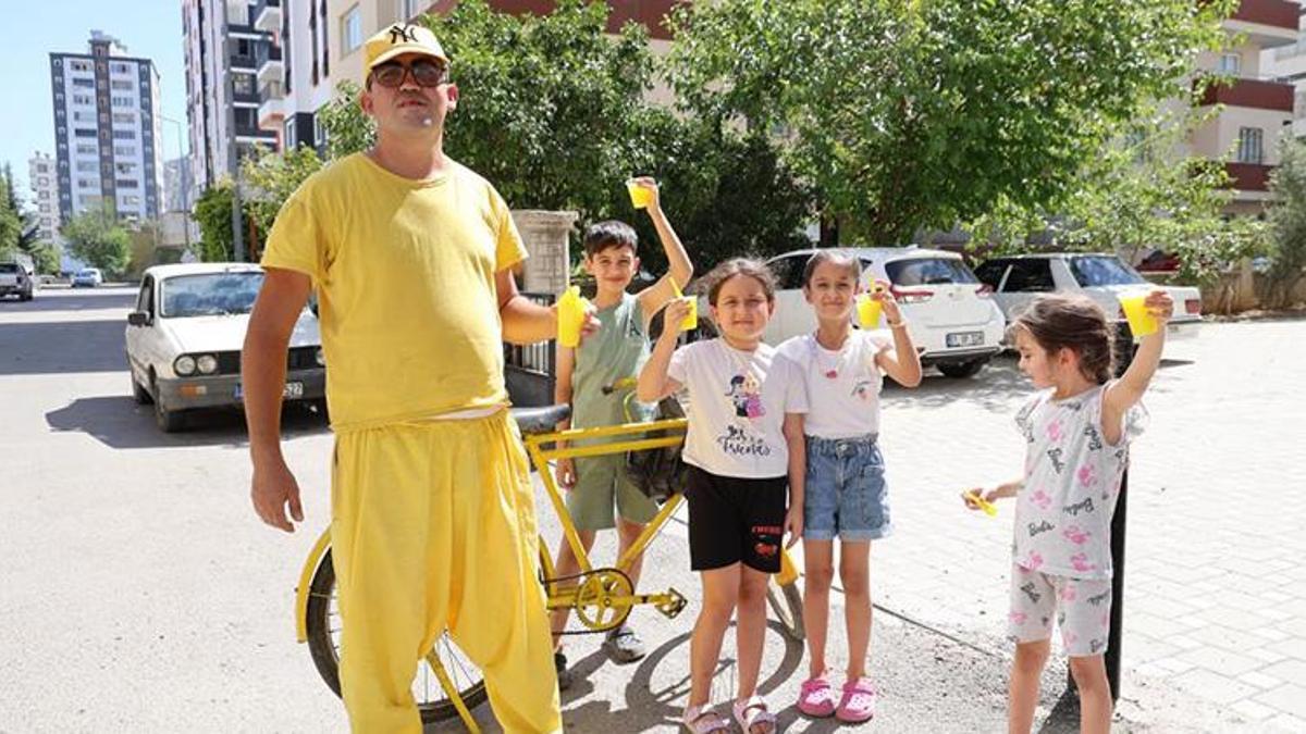 Sarı bisikleti ve şalvarıyla dondurma satıyor! Kozan'ın en renkli dondurmacısı o oldu