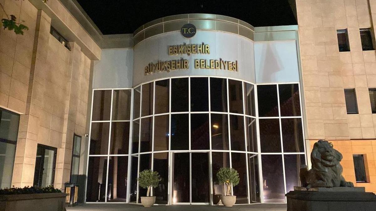 Eskişehir'de belediye binasını bir anda dumanlar sardı!